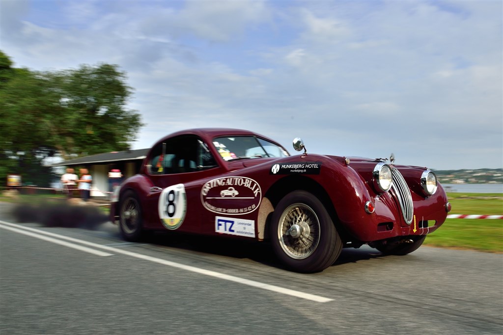 Man kan også køre stærkt i en gammel bil. Arne Bruus Jakobsen fra Ørting vandt klassesejr i sin Jaguar XK 140 fra 1957.
(Foto: Michael Eisenberg)